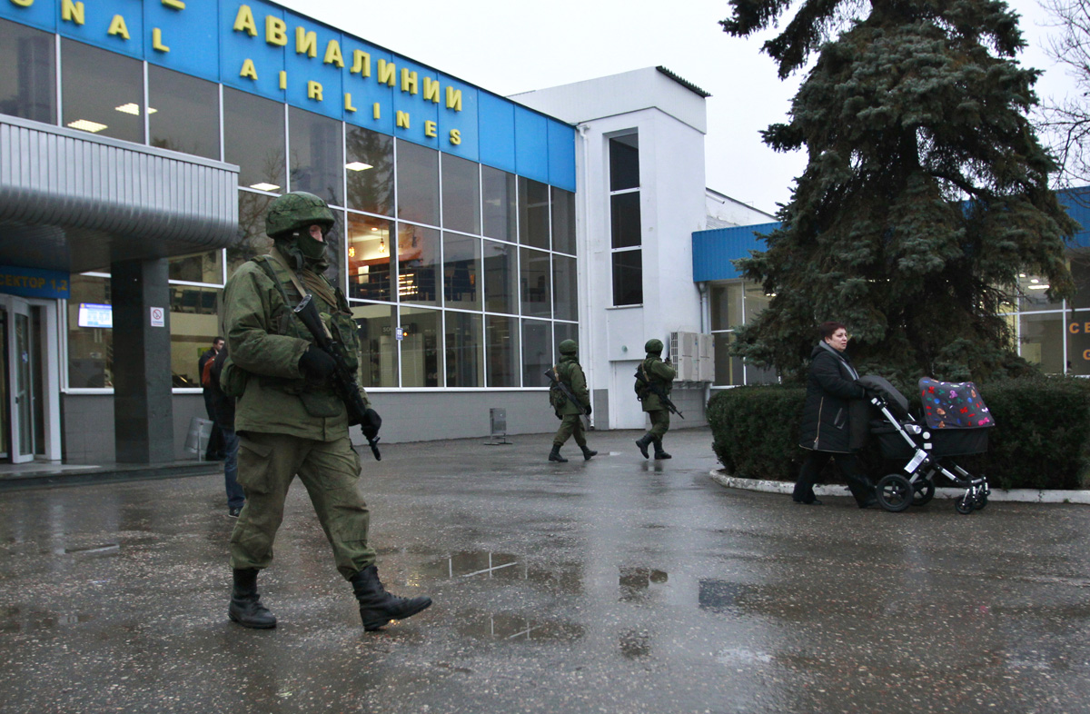 Fegyveresek járőröznek az elfoglalt szimferopoli repülőtér előtt