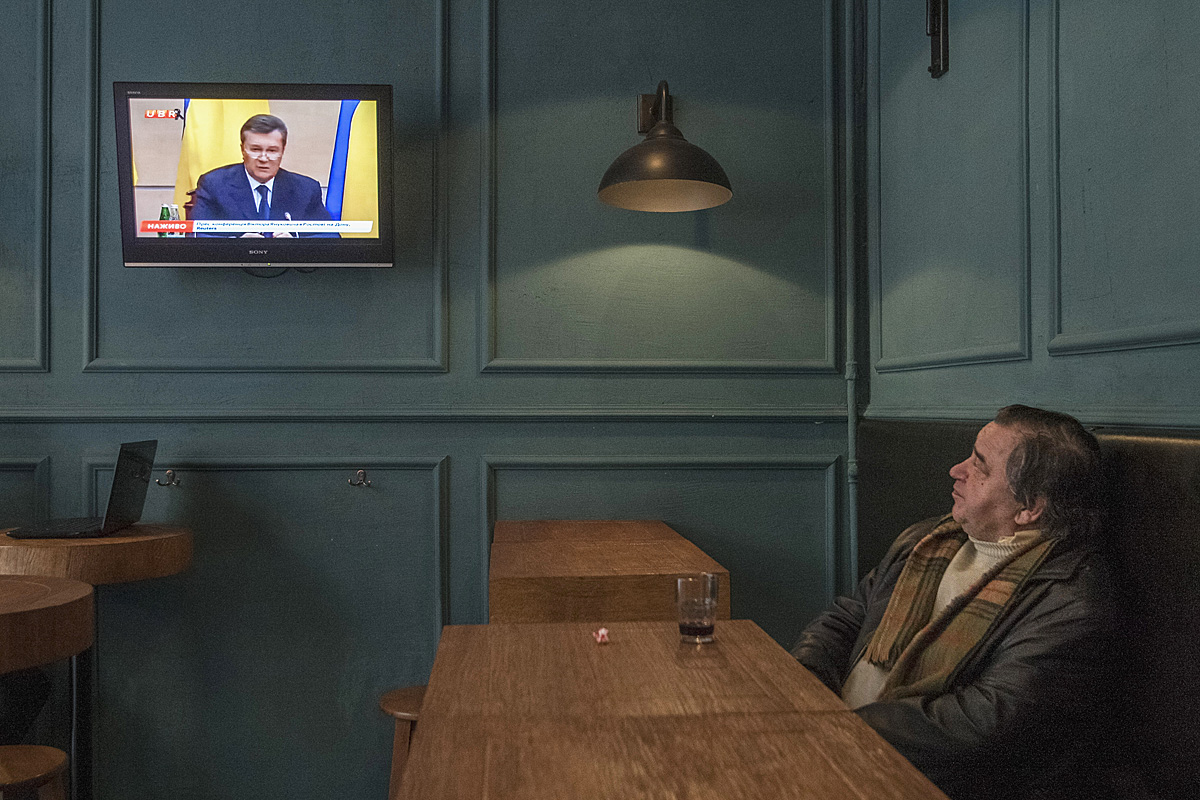 Egy kijevi kocsmában Janukovicsot hallgatja egy vendég