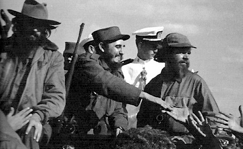 A forradalmi triumvirátus bevonulása Havannába 1959. január 8- án. Camilo Cienfuegos, Fidel Castro és Huber Matos