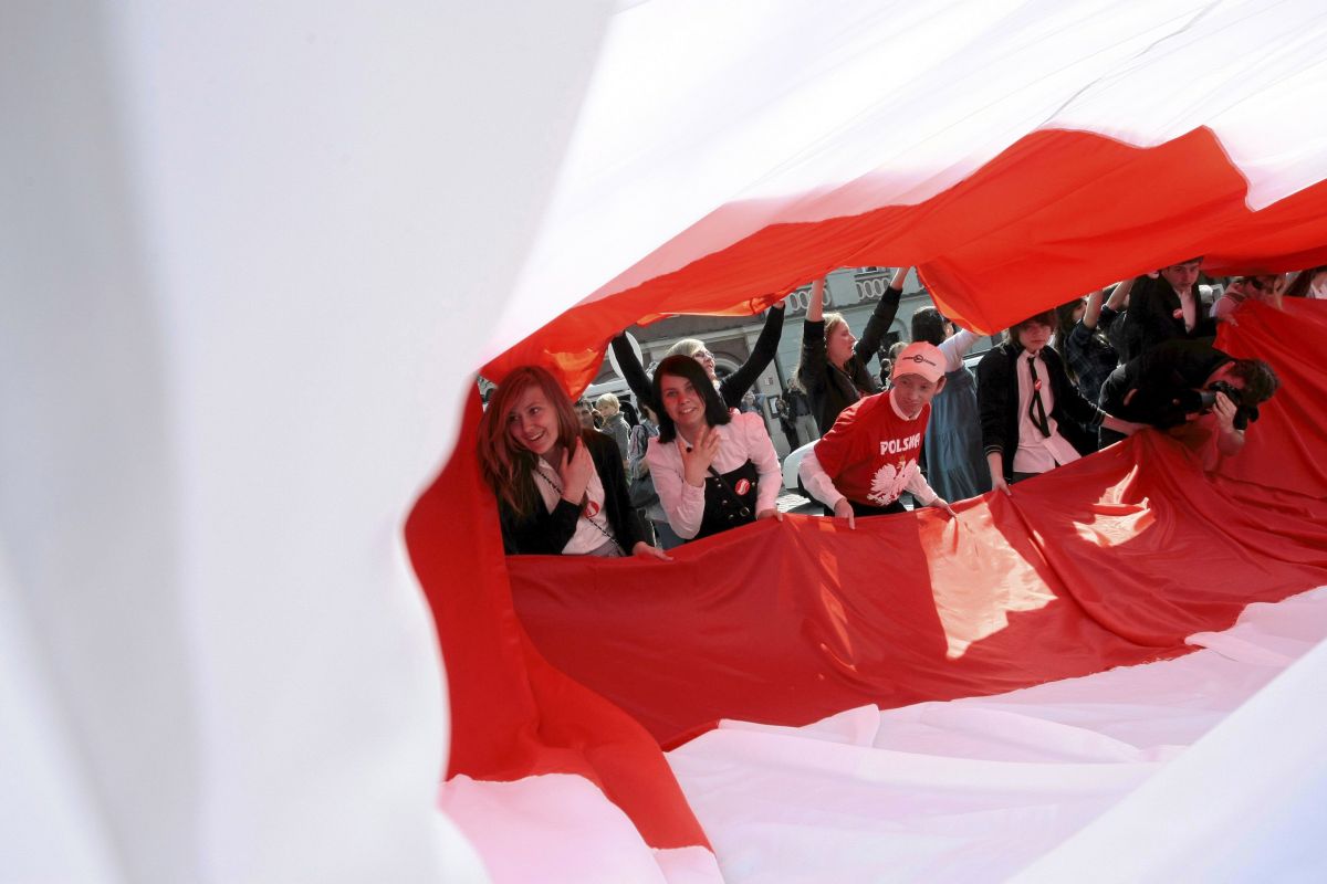 Lengyel középiskolások a nemzeti lobogó napján Poznanban