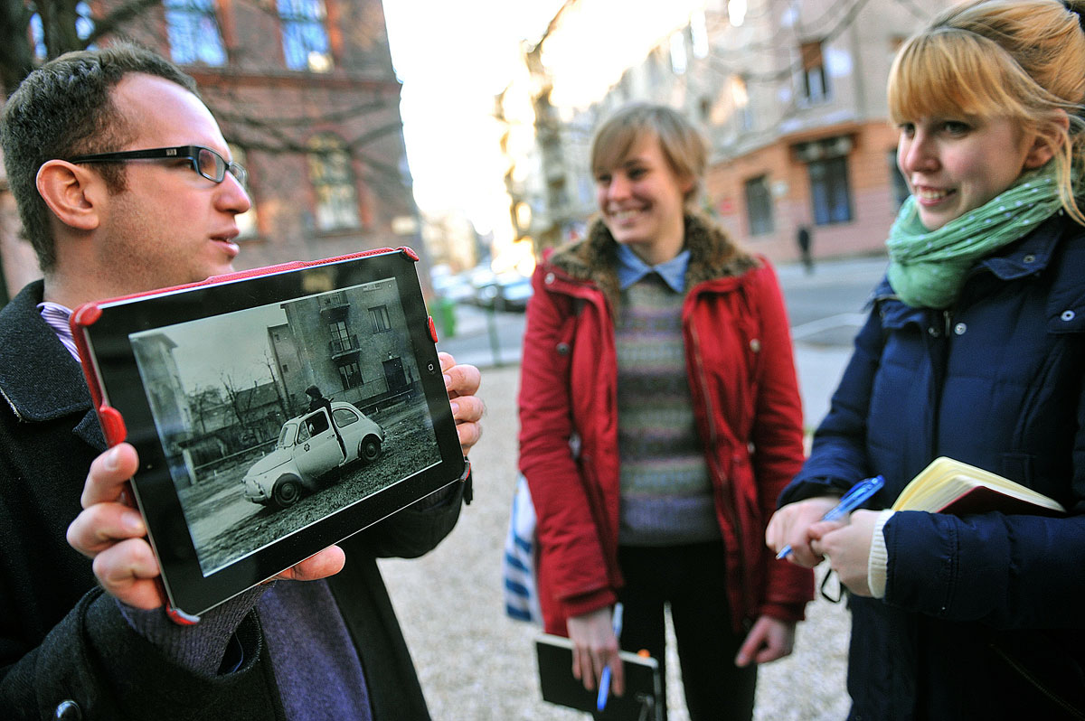 Merker Dávid a helyszínen készült képet mutat, amelyen Cseh egy ötszázas FIAT-ba készül beszállni