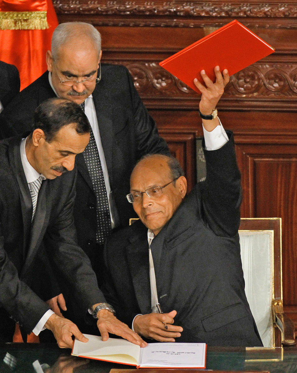 Monszef Marzuki elnök aláírja az új alkotmányt