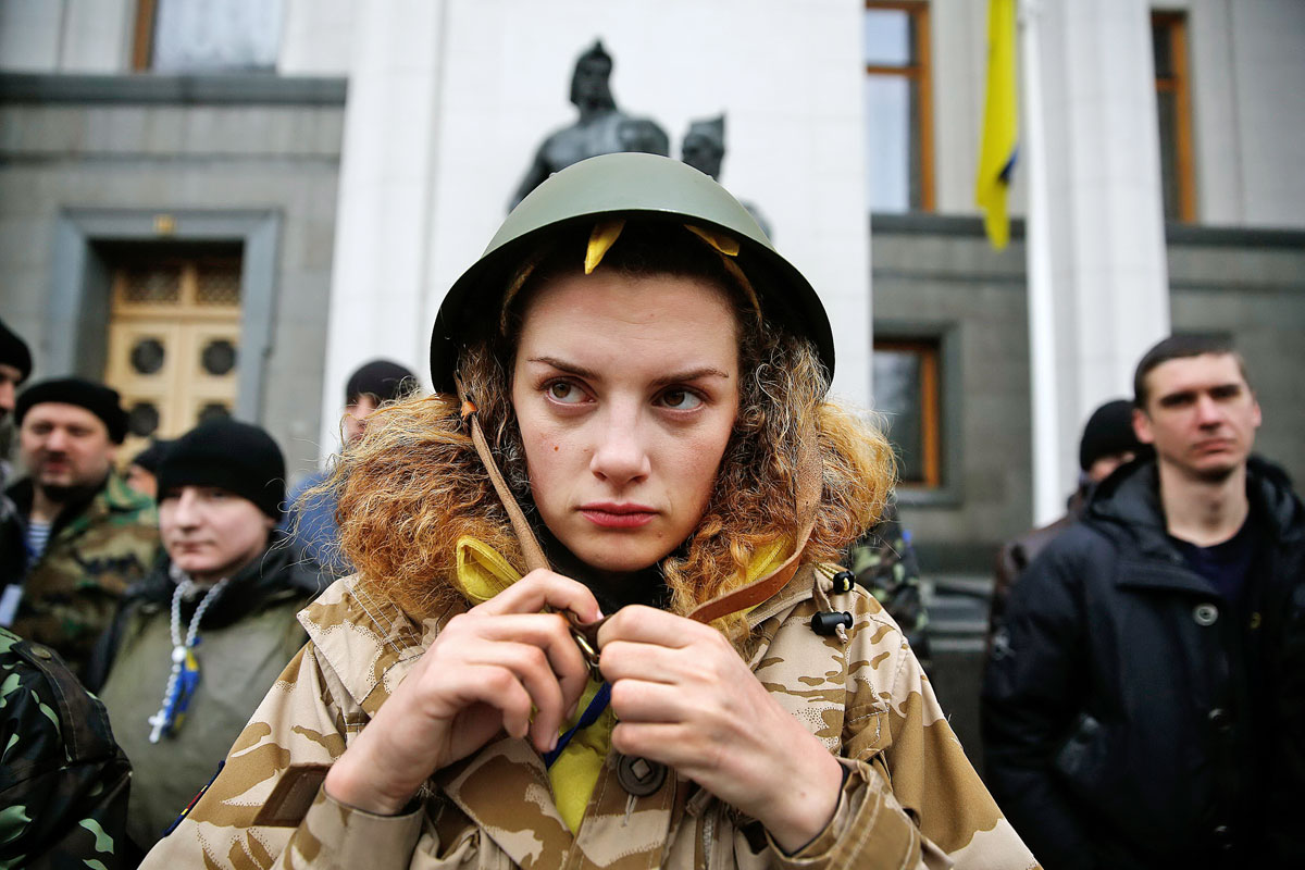 Janukovics-ellenes tüntető áll őrt a kijevi parlament épülete előtt