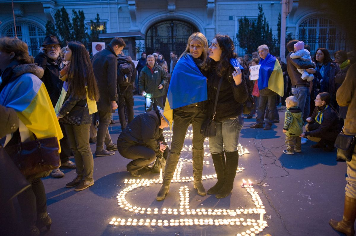 Résztvevők az Együtt-PM szövetség flashmobján, amelyet az orosz csapatok Ukrajnából való kivonásáért tartottak a budapesti orosz nagykövetség előtt