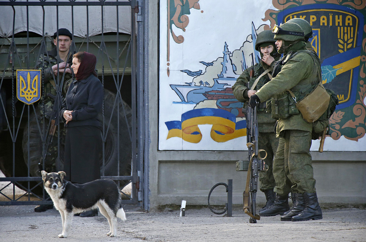 Orosz katonák ukrán laktanya előtt
