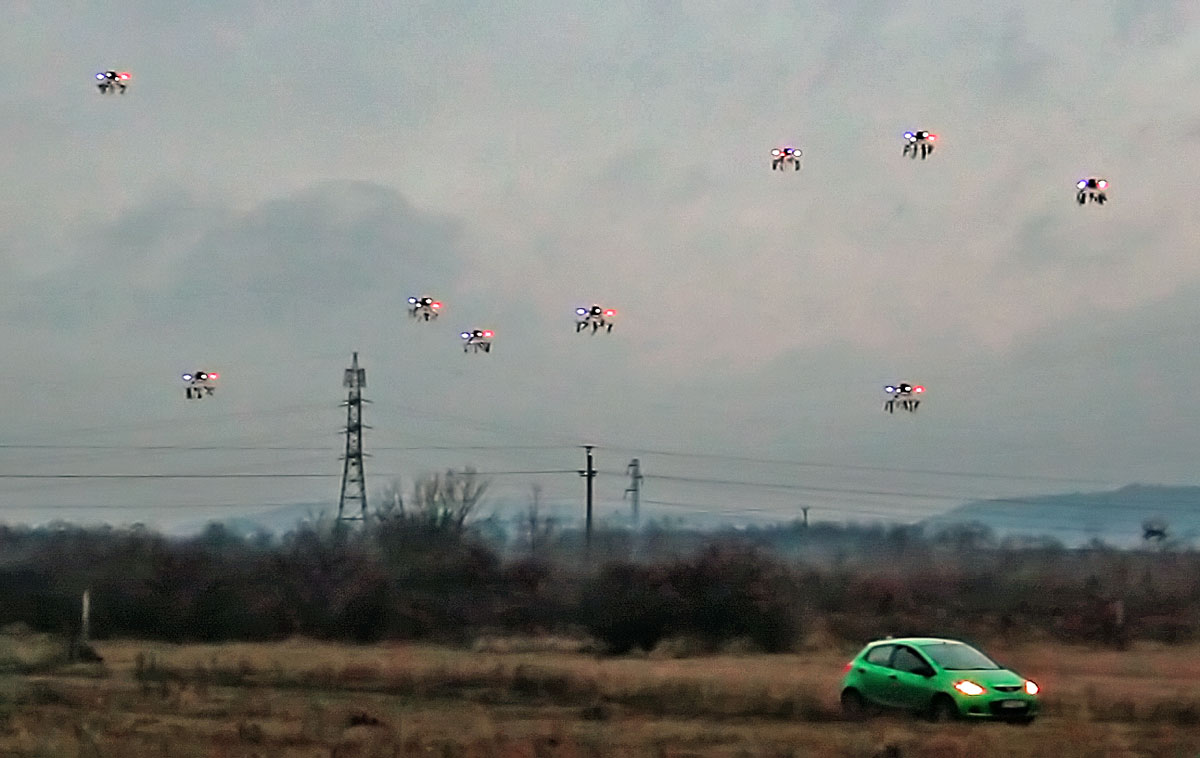 Drónok követik a kis autót
