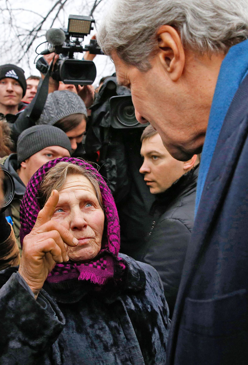 Egy amerikai Kijevben.John Kerry külügyminiszter egy idős asszonnyal beszélget Kijev belvárosában a februári utcai harcokban elesettek emlékművénél
