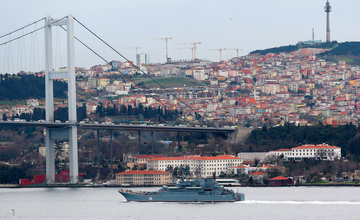 Üdvözlet Isztambulból. Az orosz haditengerészet egyik nagy partraszállító hajója, a Jamal útban a Fekete-tenger felé a Boszporuszon kel át