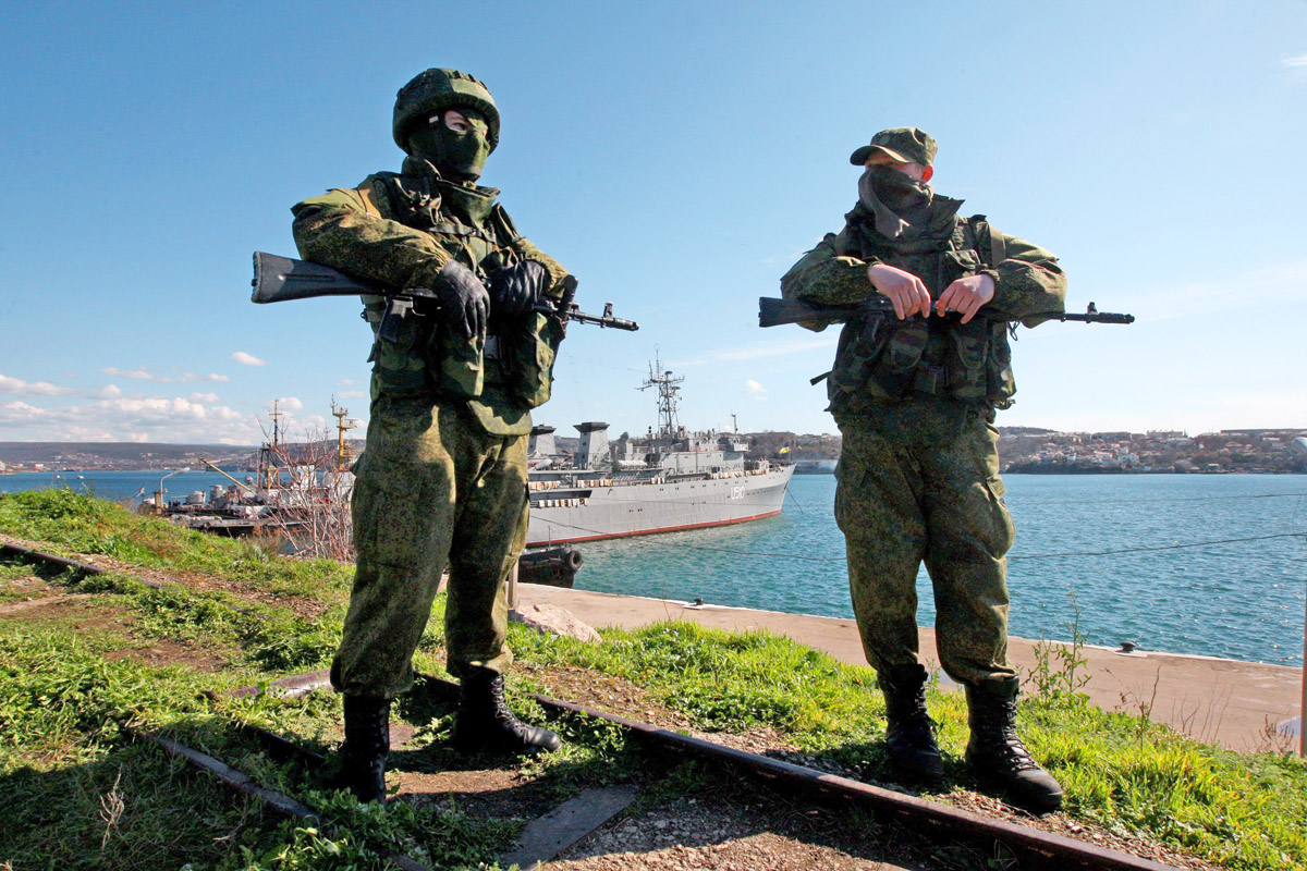 Orosz fegyveresek őrzik az ukrán haditengerészet egyik hajóját a szevasztopoli kikötőben