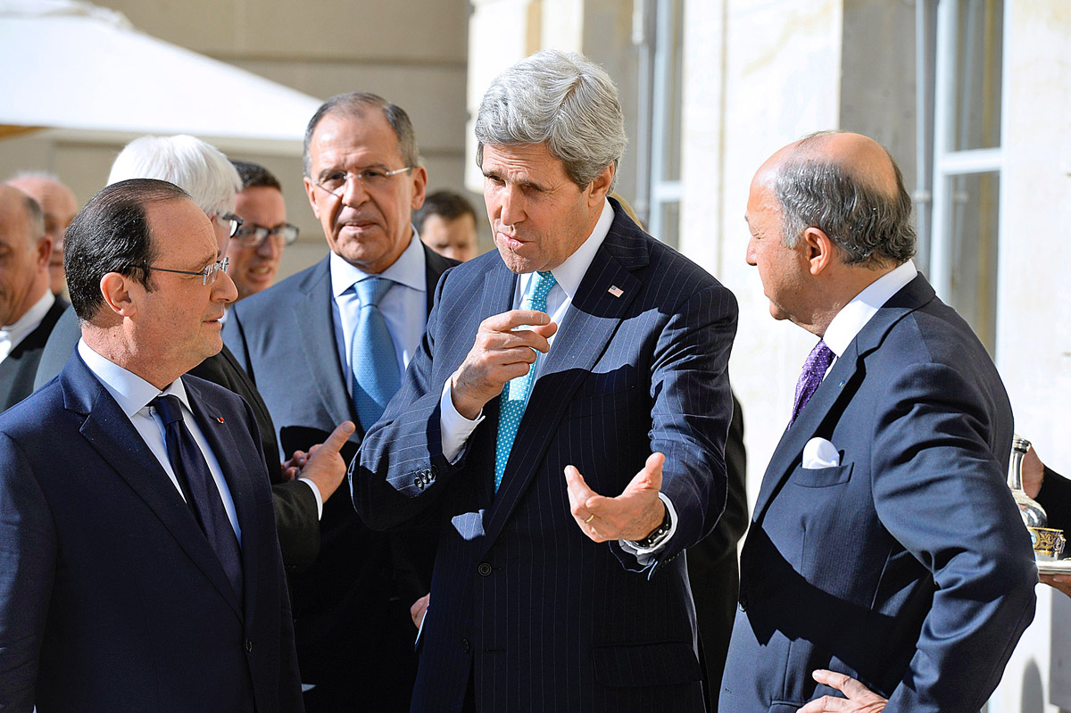 Párizsi klub. Francois Hollande francia államfő (balra), Szergej Lavrov orosz és Laurent Fabius francia külügyminiszter (jobbra) John Kerry amerikai külügyminisztert hallgatja az Élyséepalotában