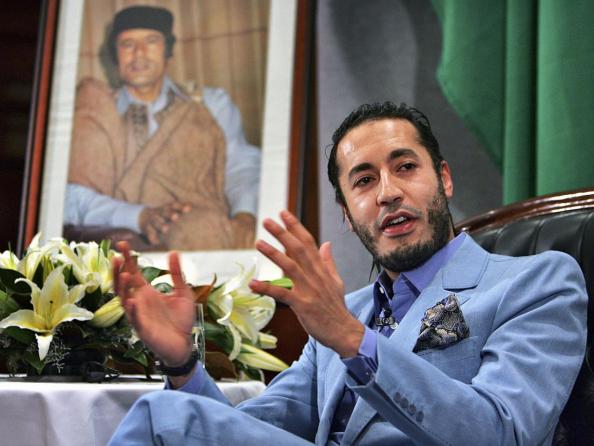 Szaadi Kadhafi apja portréja előtt. Halálra is ítélhetik