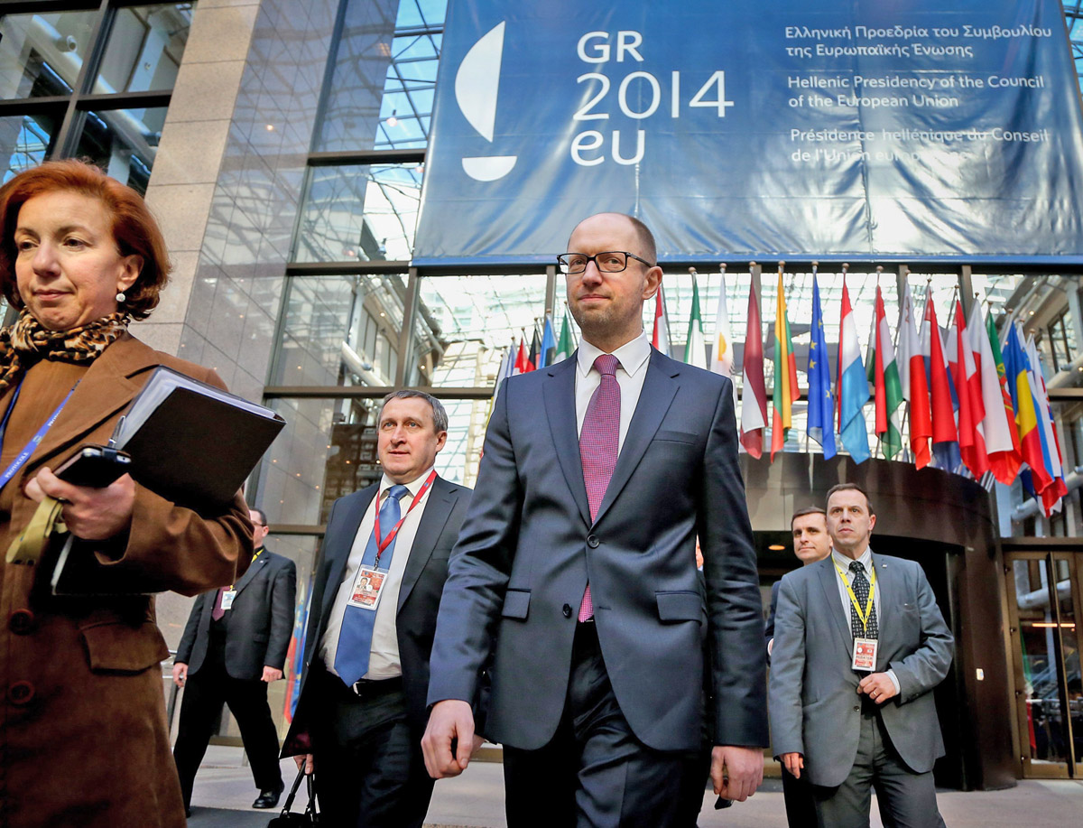 Arszenyij Jacenyuk ukrán miniszterelnök (középen) az Európai Tanács brüsszeli székházánál