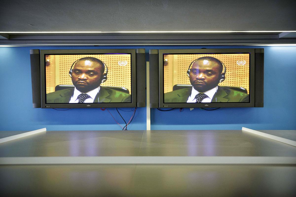 Televízióközvetítés Germain Katanga kongói hadúr peréről, a hágai Nemzetközi Büntetőbíróságon