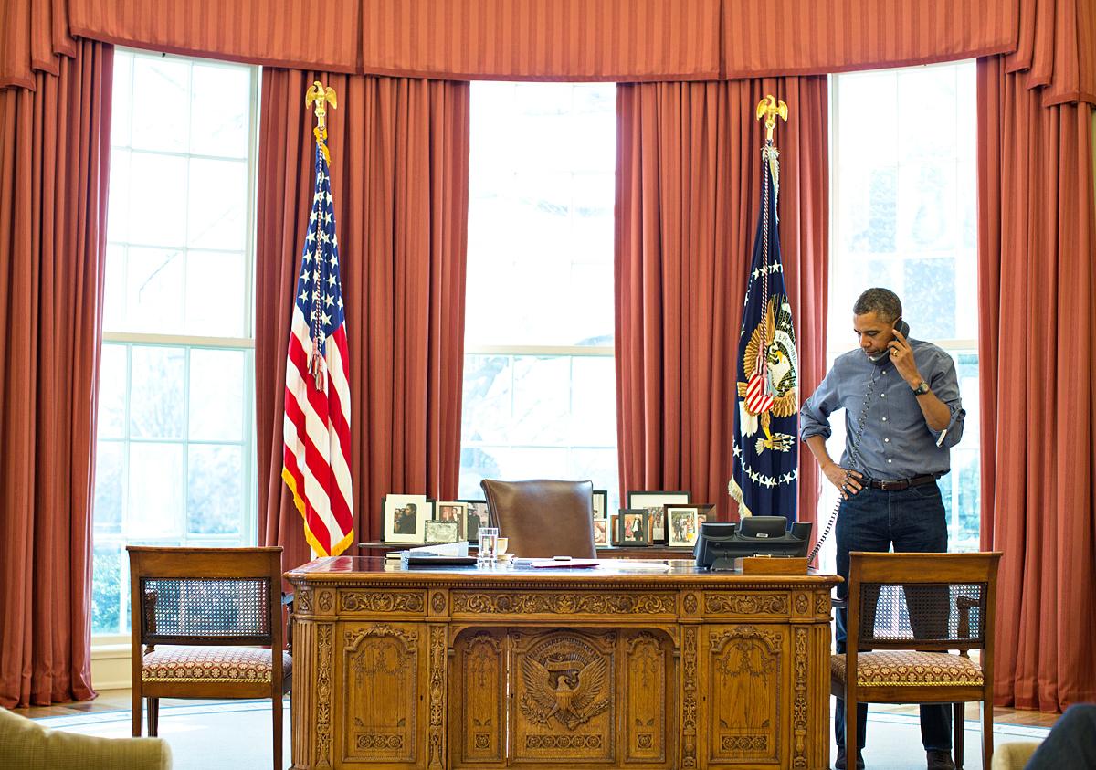 Az első telefonhívásra hat napja került sor az Ovális irodában, amelynek során Barack Obama és Vlagyimir Putyin kilencven percet beszéltek. Obama ezúttal is diplomáciai megoldást sürget