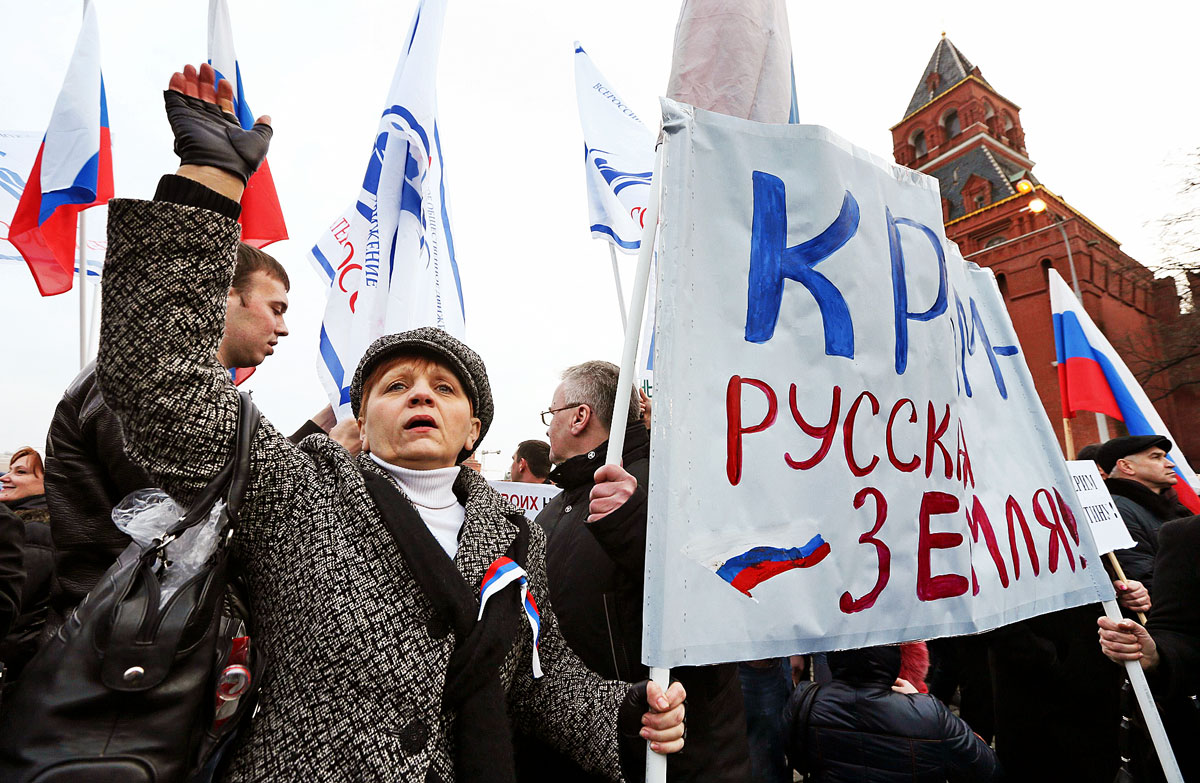 „A Krím orosz föld!” – hirdetik a tüntetők Moszkva belvárosában