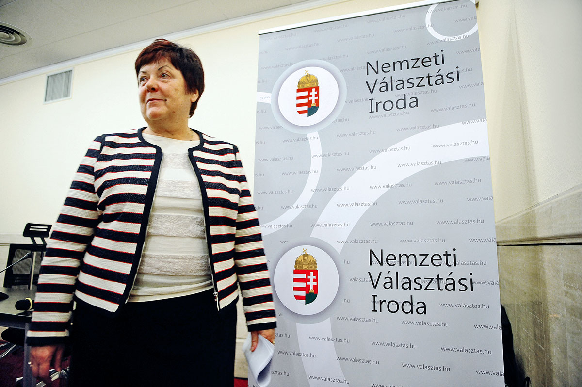 Pálffy Ilona, a Nemzeti Választási Iroda vezetője tegnap közölte: a választási iroda arra készül, hogy a szavazókörökben kifüggesztik a szavazólapok kinagyított képét a választópolgárok könnyebb tájékozódása érdekében