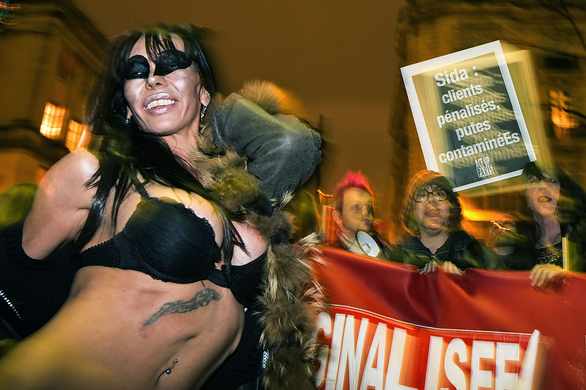 Prostituáltak tüntetnek Párizsban, az ügyfeleket büntető törvény elfogadása után