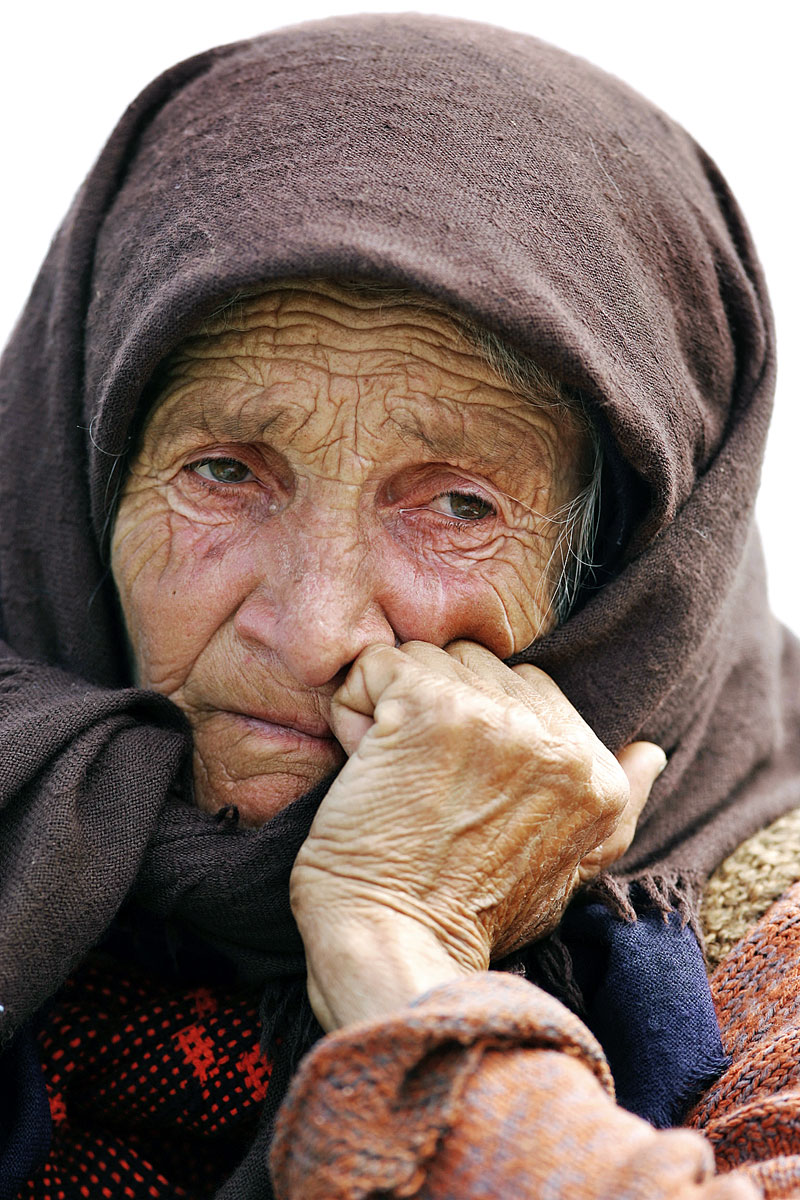 Idős asszony a dél-románia Rast faluban. Ki viseli a gondját?