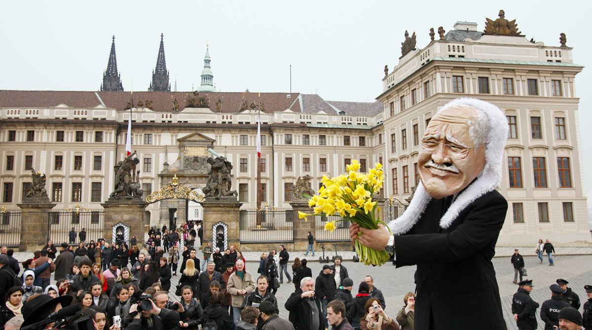 Václav Klausnak öltözött férfi Prágában, az előző elnök tavaly márciusi búcsúztatóján