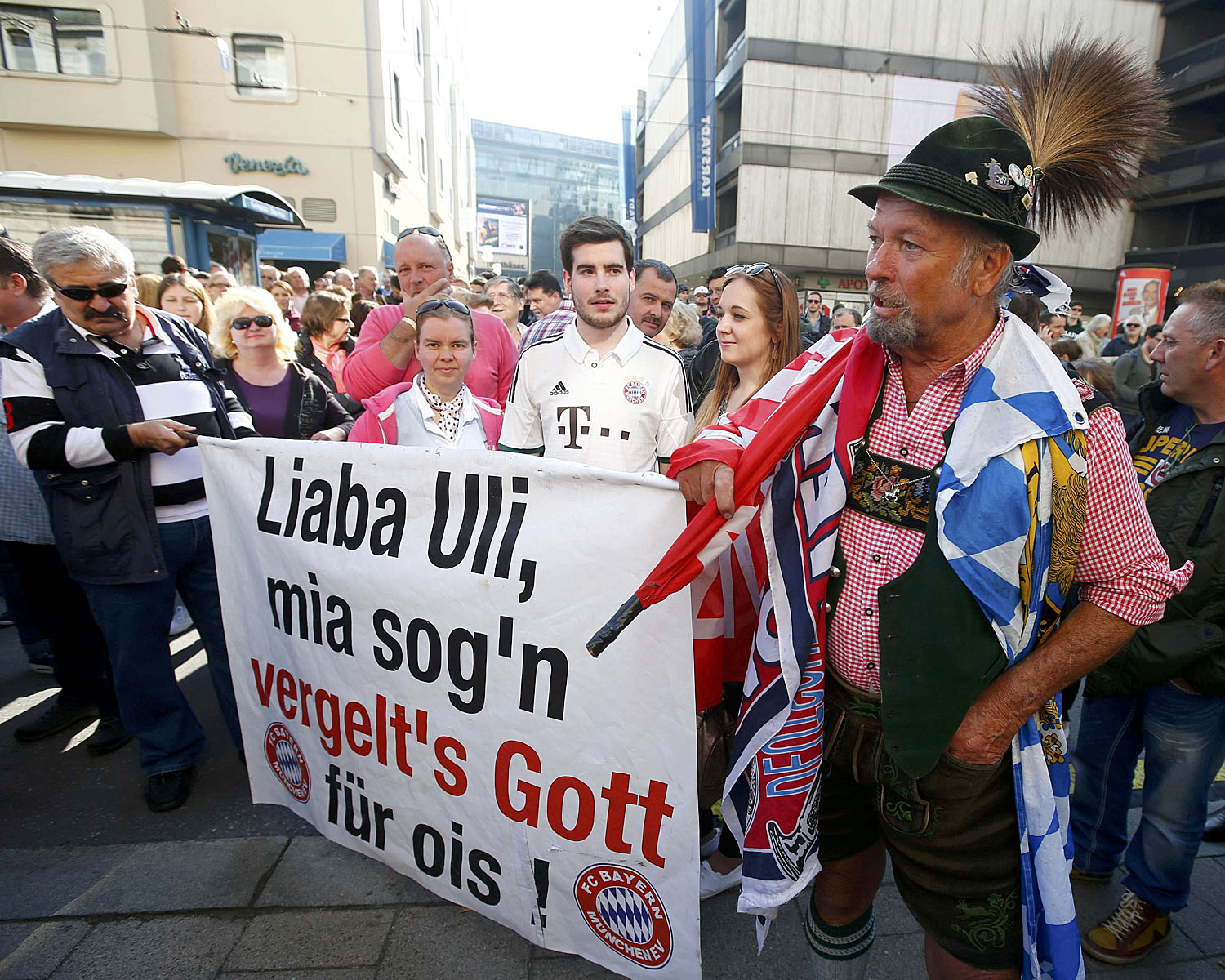 A tüntetőknek csak az számít, amit Hoeness a Bayernért tett