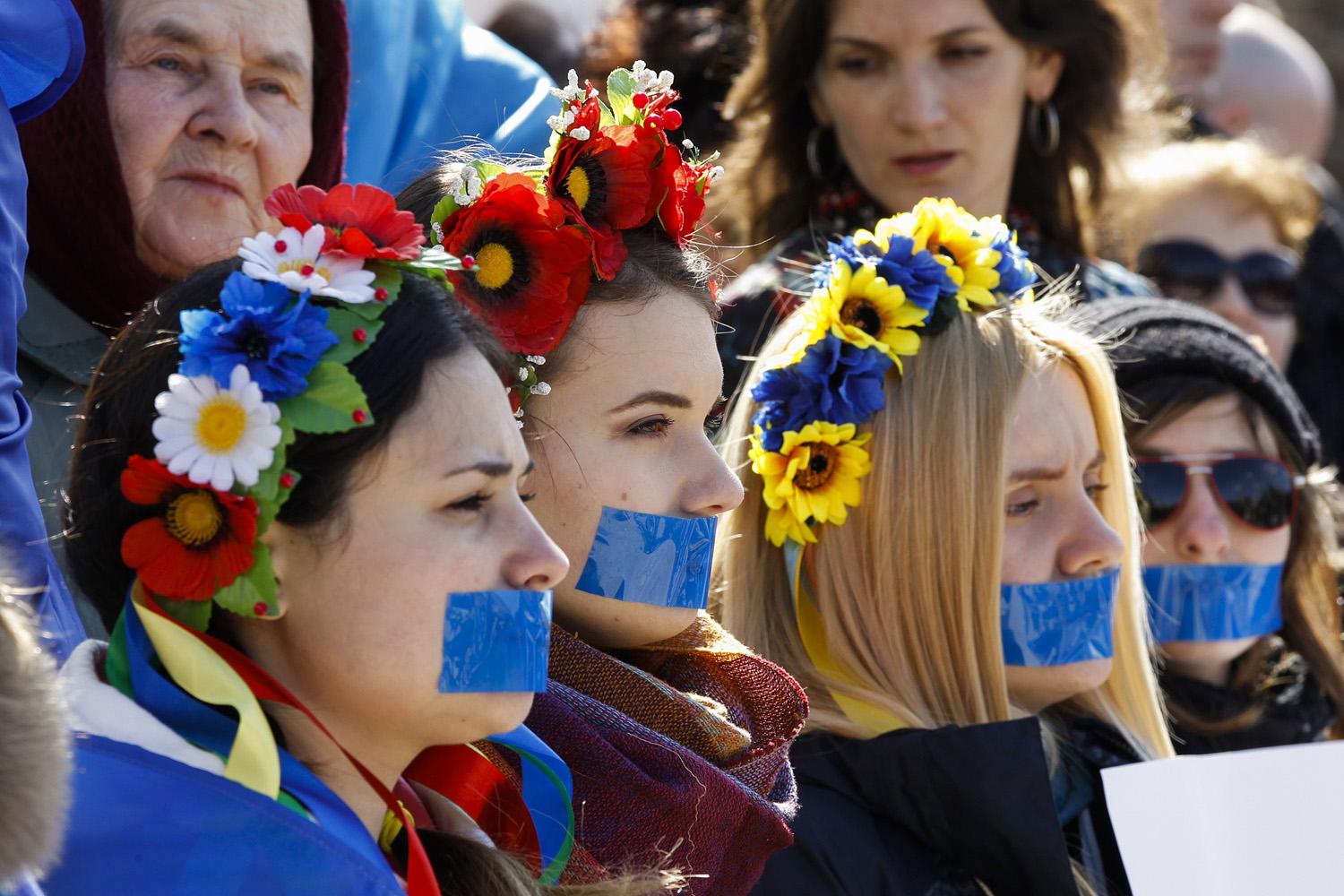 Az Oroszországhoz való csatlakozásról szóló népszavazás nem mindenkinek teszik. Csütörtökön Szimferopolban Ukrajna-párti tüntetést tartottak