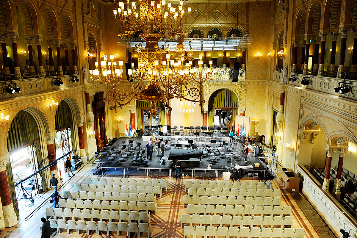 A nyitóceremóniára kész koncertterem a rekonstruált Feszl-csillárokkal