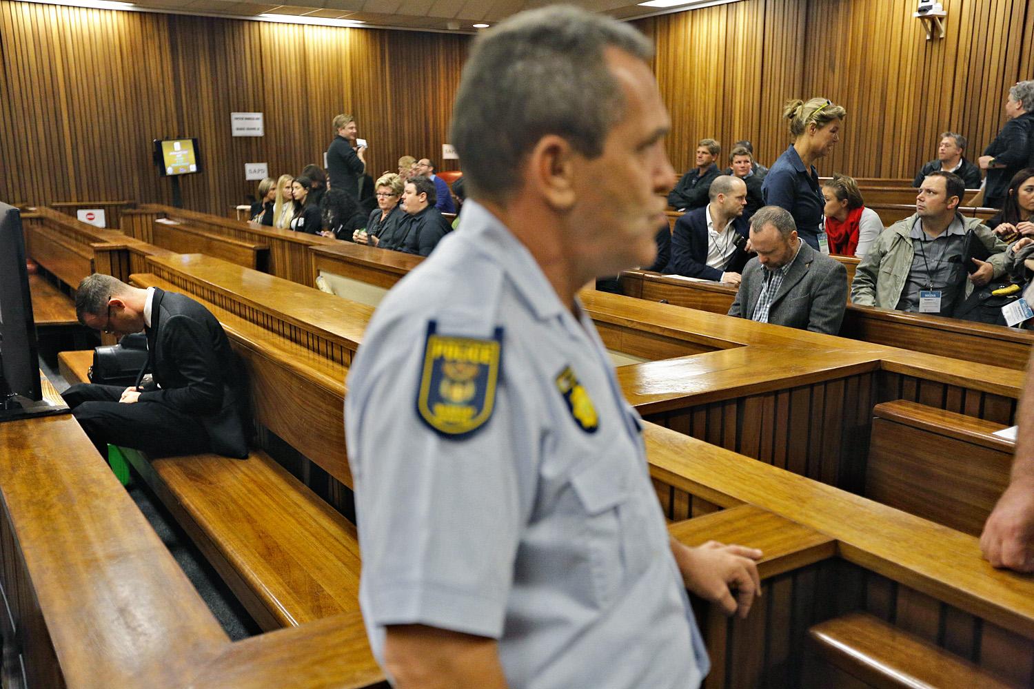 Pistorius ügyvédje pénteken a rendőrségi tanuk beszámolóinak ellentmondásait firtatta. 
