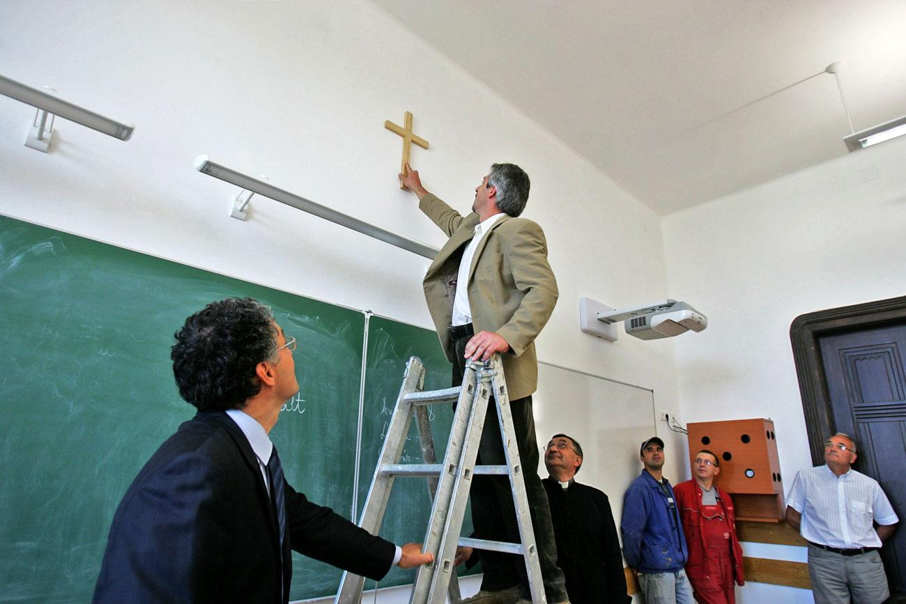 Kereszt egy erdélyi osztályteremben. Nem mindenki akar hittanórát