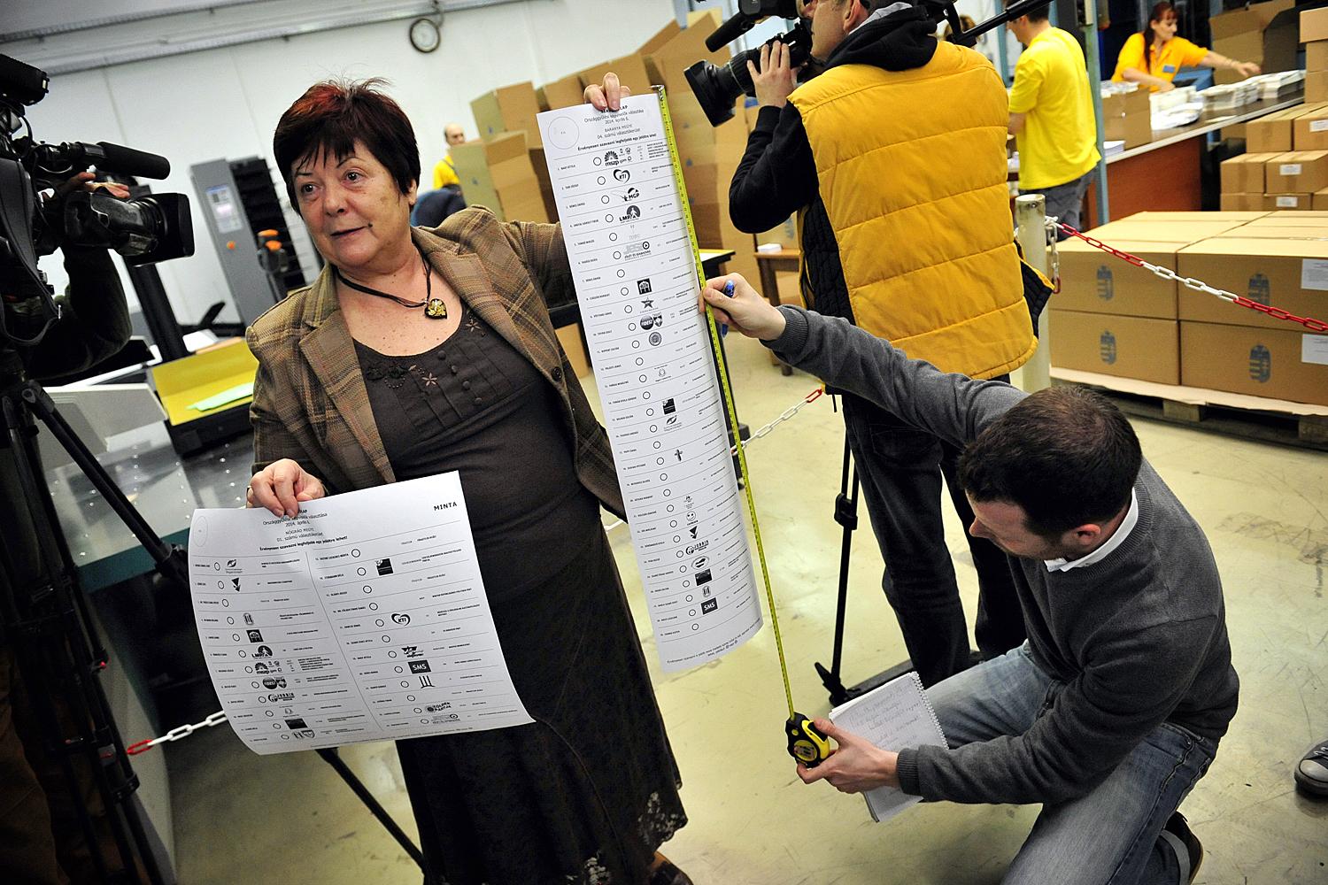 Pálffy Ilona, a Nemzeti Választási Iroda vezetője mutatja be a szavazólapokat, amelyeket szigorú biztonsági intézkedések mellett már nyomtatnak a fővárosban lévő ÁNY Biztonsági Nyomdában
