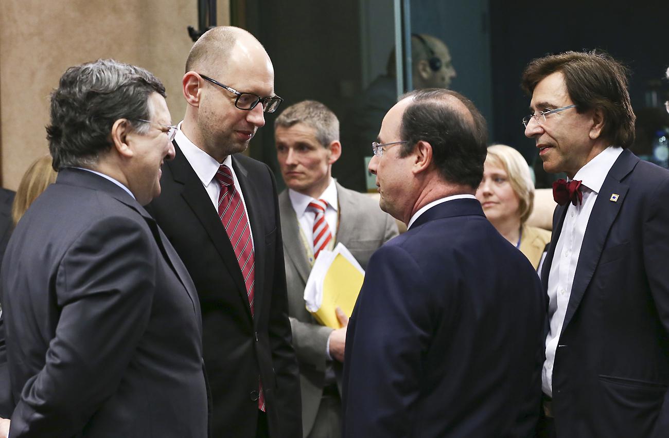 José Manuel Barroso, az Európai Bizottság elnöke Jacenyukkal és Francois Hollande francia elnökkel a brüsszeli csúcson
