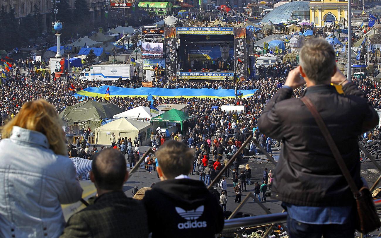 Az ukrajnai kormányellenes tüntetések központi helyszínén, a kijevi Majdanon az ország területi egységének a megőrzéséért tüntettek
