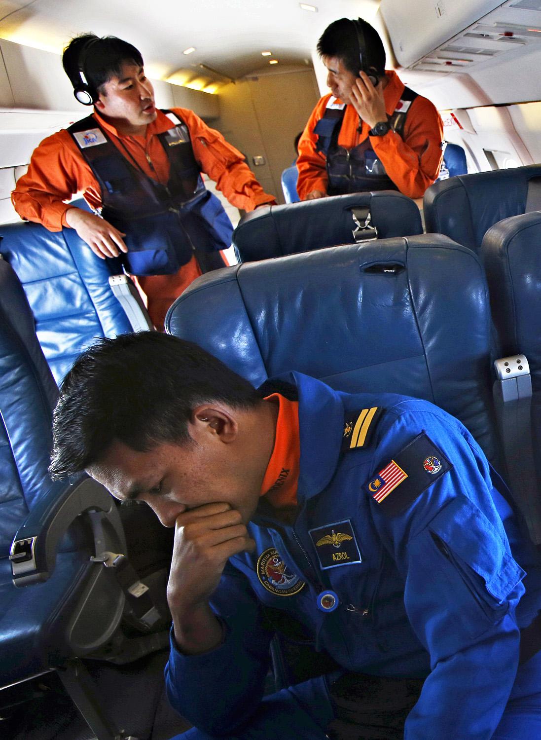 A kutatásban tucatnyi ország vesz részt. Ezen a képen egy maláj pilóta beszélget két japán kollégával