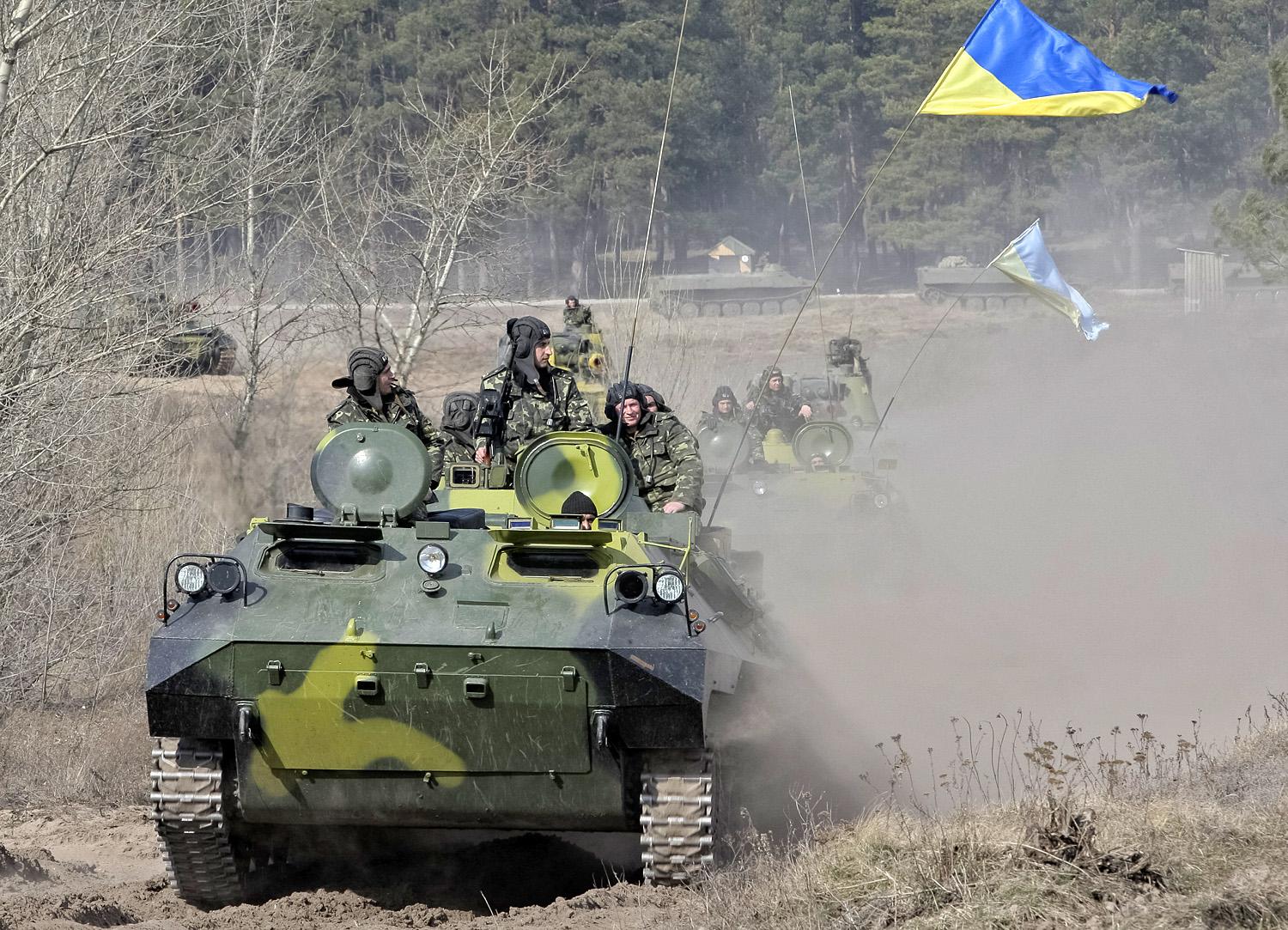 Ukrán katonák hadgyakorlaton Harkiv mellett