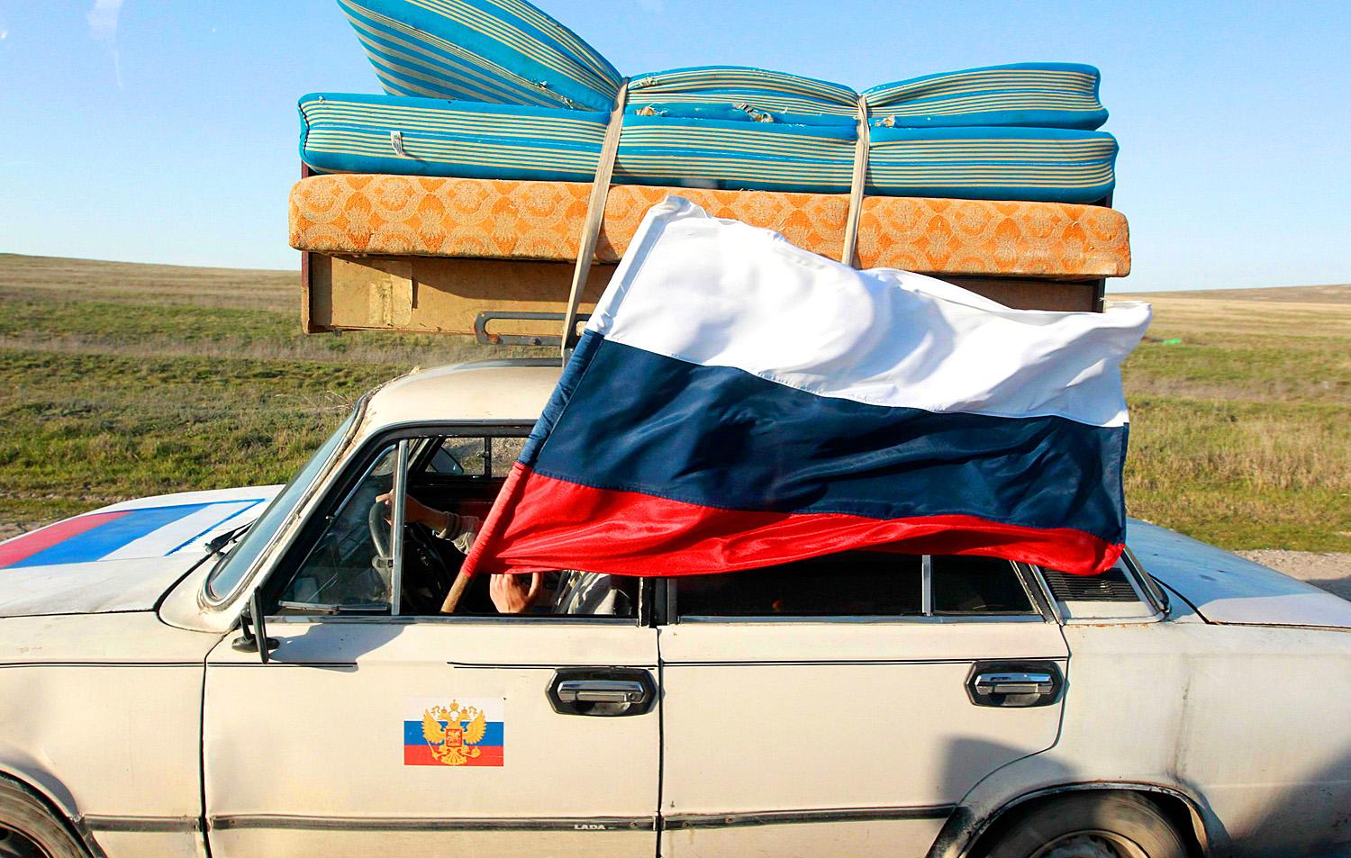 Autó Feodosiában. A Krímből kezdenek eltűnni az ukrán zászlók
