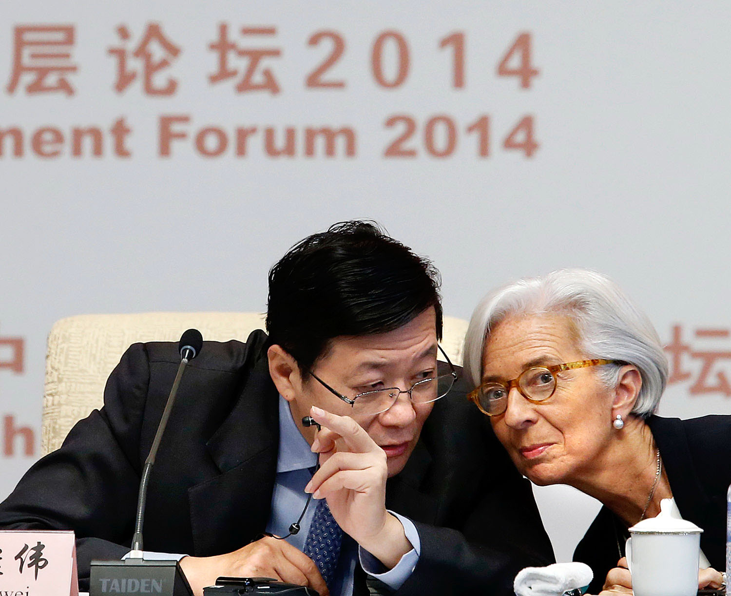 Christine Lagarde Lou Csi-vej pénzügyminiszter társaságában. Az IMF vezérét lenyűgözte, amit látott