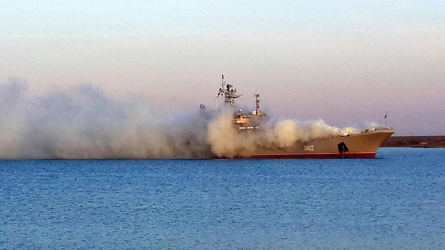 Az oroszok által hétfőn elfoglalt ukrán hadihajó, a Konsztyantin Olsanszkij egy időn át füsttel védekezett a támadás ellen a Donuzlav-öbölben
