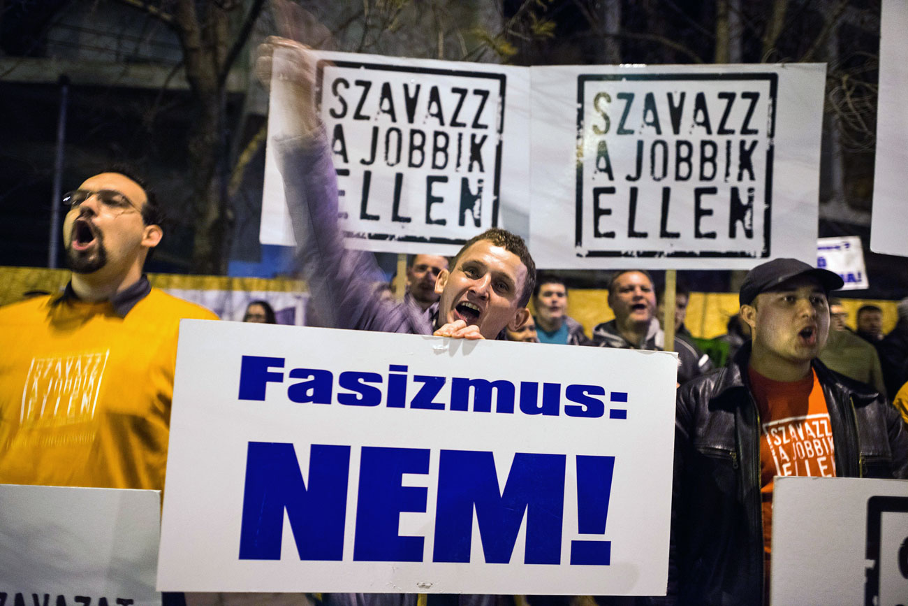 A Jobbik lakossági fóruma ellen tüntetők a nyíregyházi Kodály Zoltán Általános Iskola előtt 2014. március 20-án