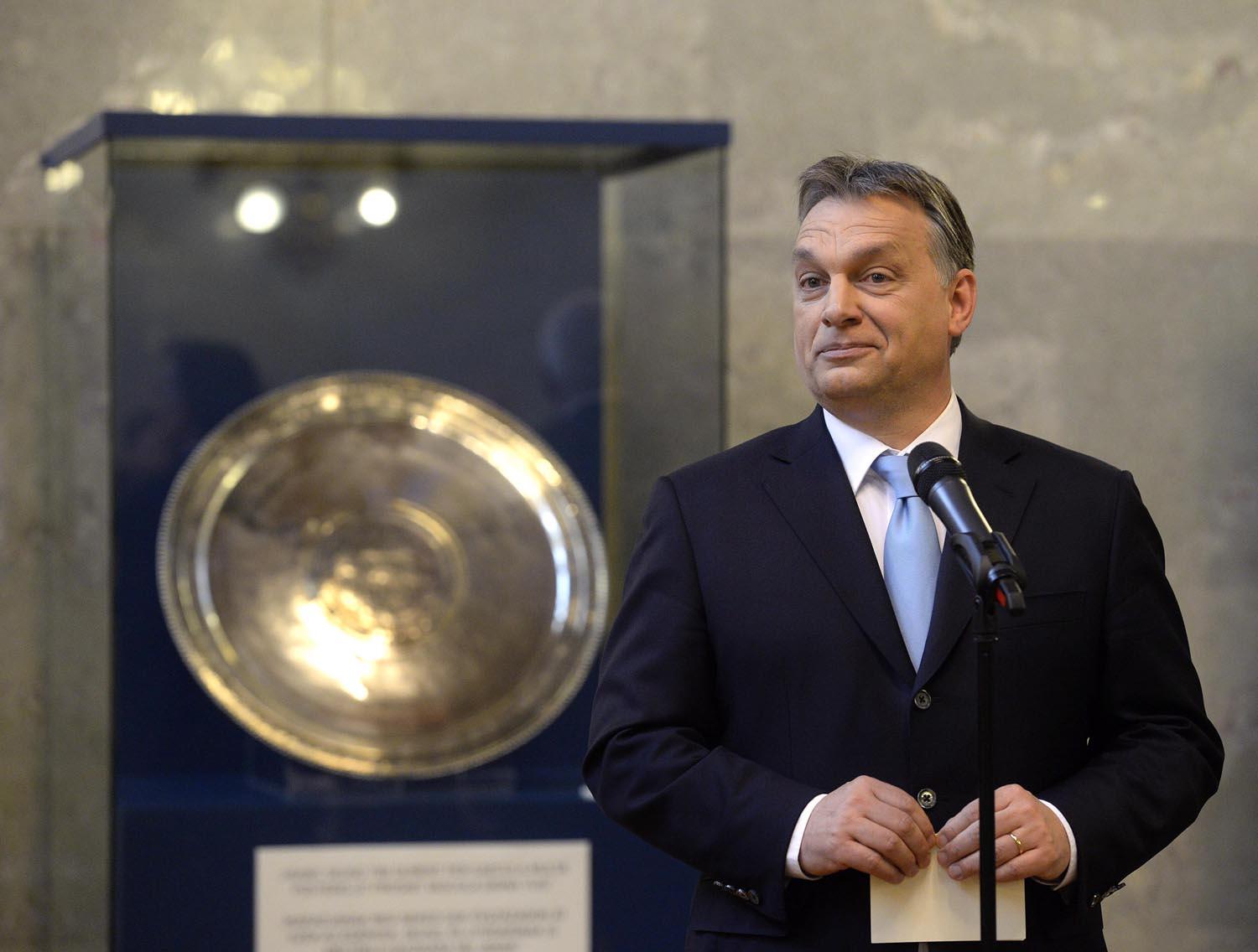 Orbán Viktor miniszterelnök rendkívüli sajtótájékoztatót tart a Seuso-kincs egyik darabja előtt