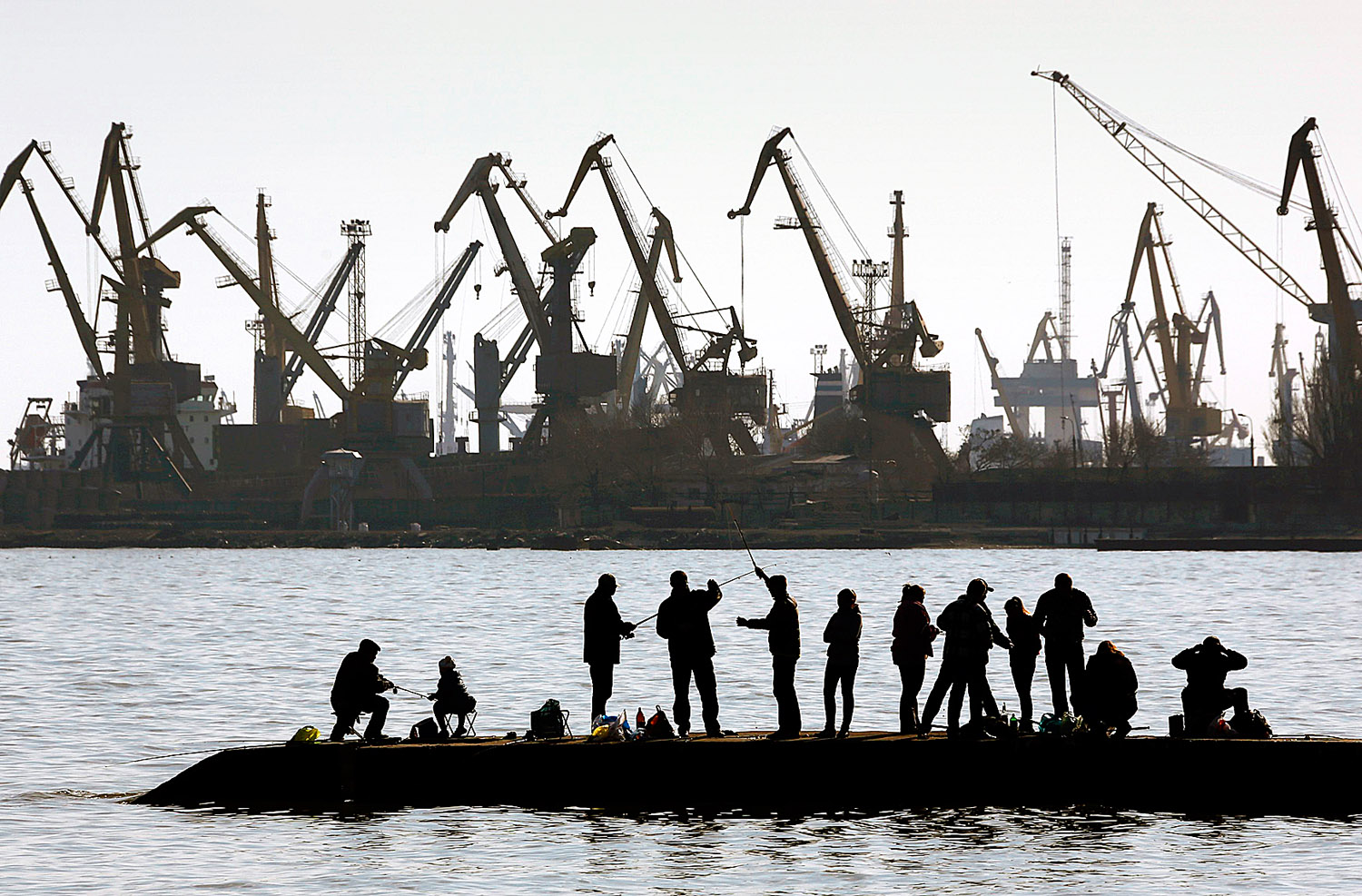 Horgászok az Azovi-tenger egy kikötőjénél, Kelet-Ukrajnában
