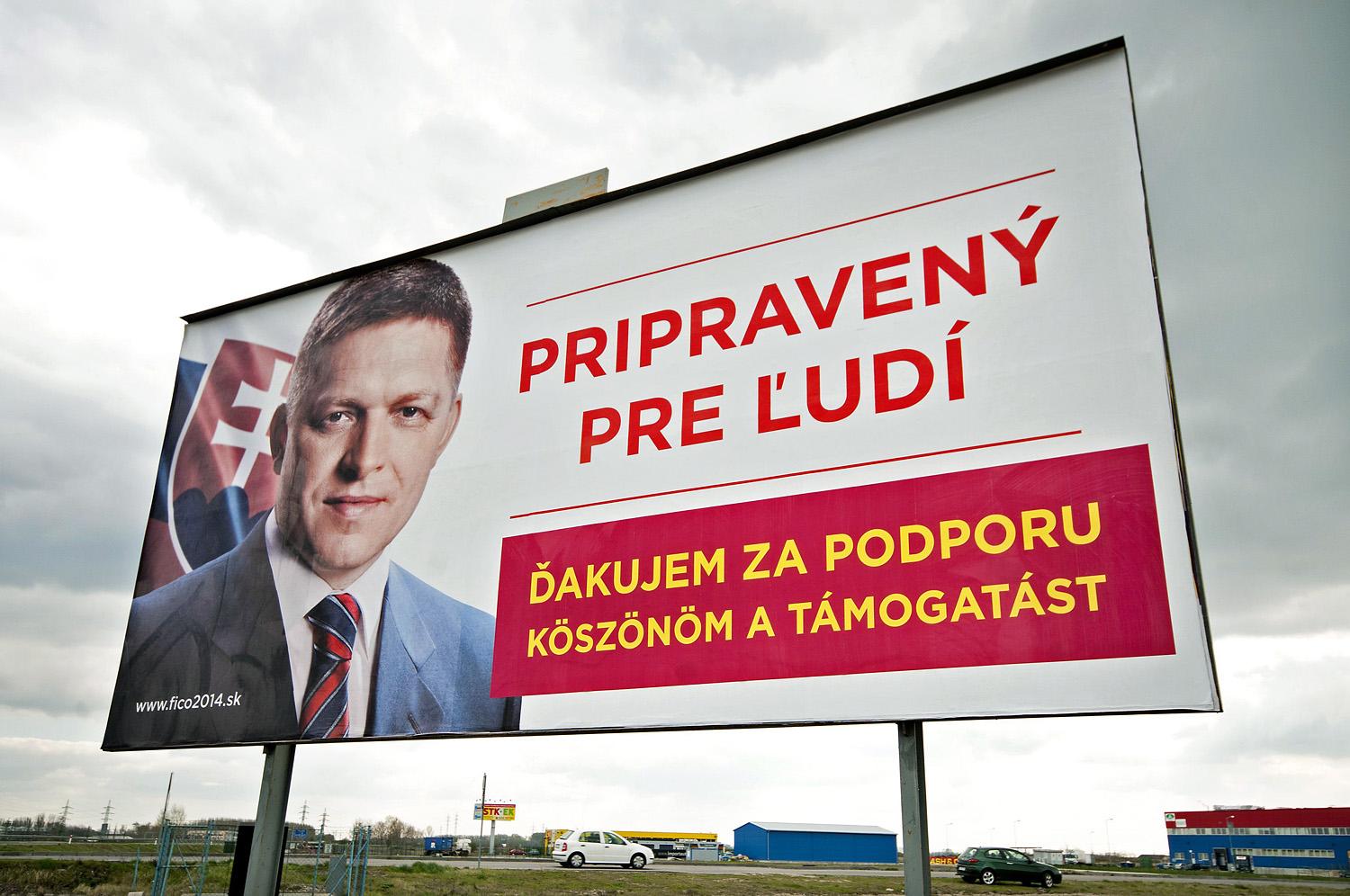 „Köszönöm a támogatást” felirat Fico óriásplakátján a 63-as számú főút mentén, a szlovákiai Dunaszerdahely határában