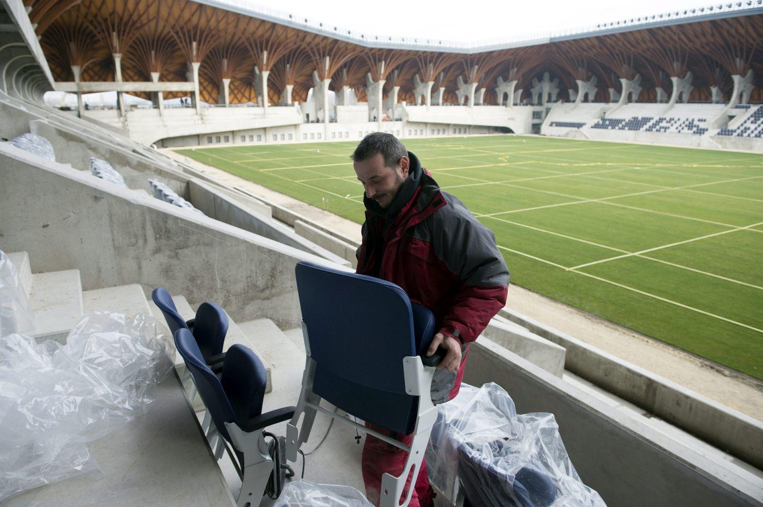 A felcsúti stadion megkapja a székeit