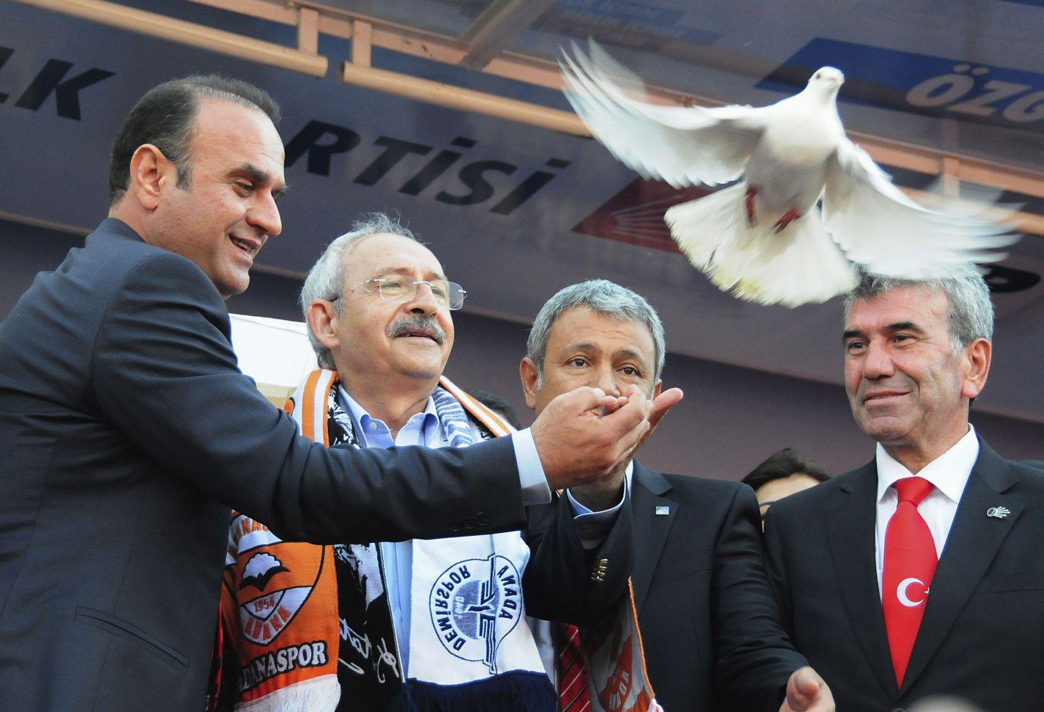 Kemal Kilicdaroglu (sálban) a legnagyobb ellenzéki tömörülés kampányrendezvényén