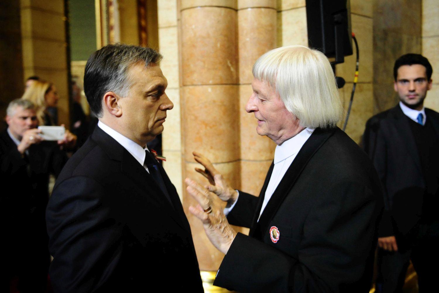 Fekete György a Kossuth-díjak átadásán győzködi Orbán Viktort