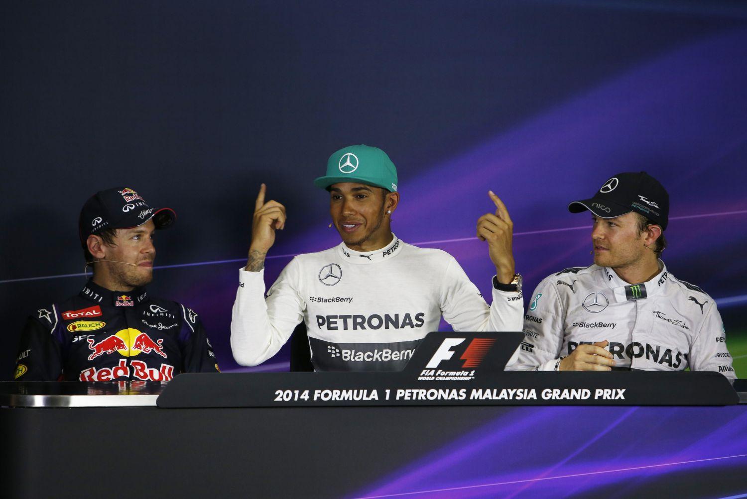 Hamilton mutatja az utat (balra Vettel, jobbra Rosberg)