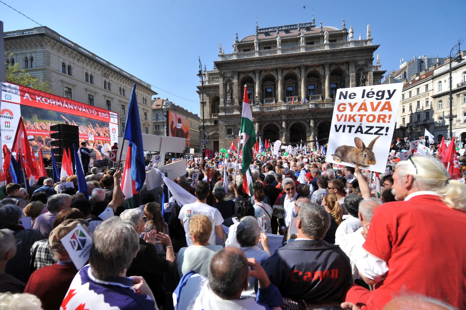 Nyuszi vagy Orbán - üzenték táblán, és mondta Mesterházy a színpadról is a kormányfő felé