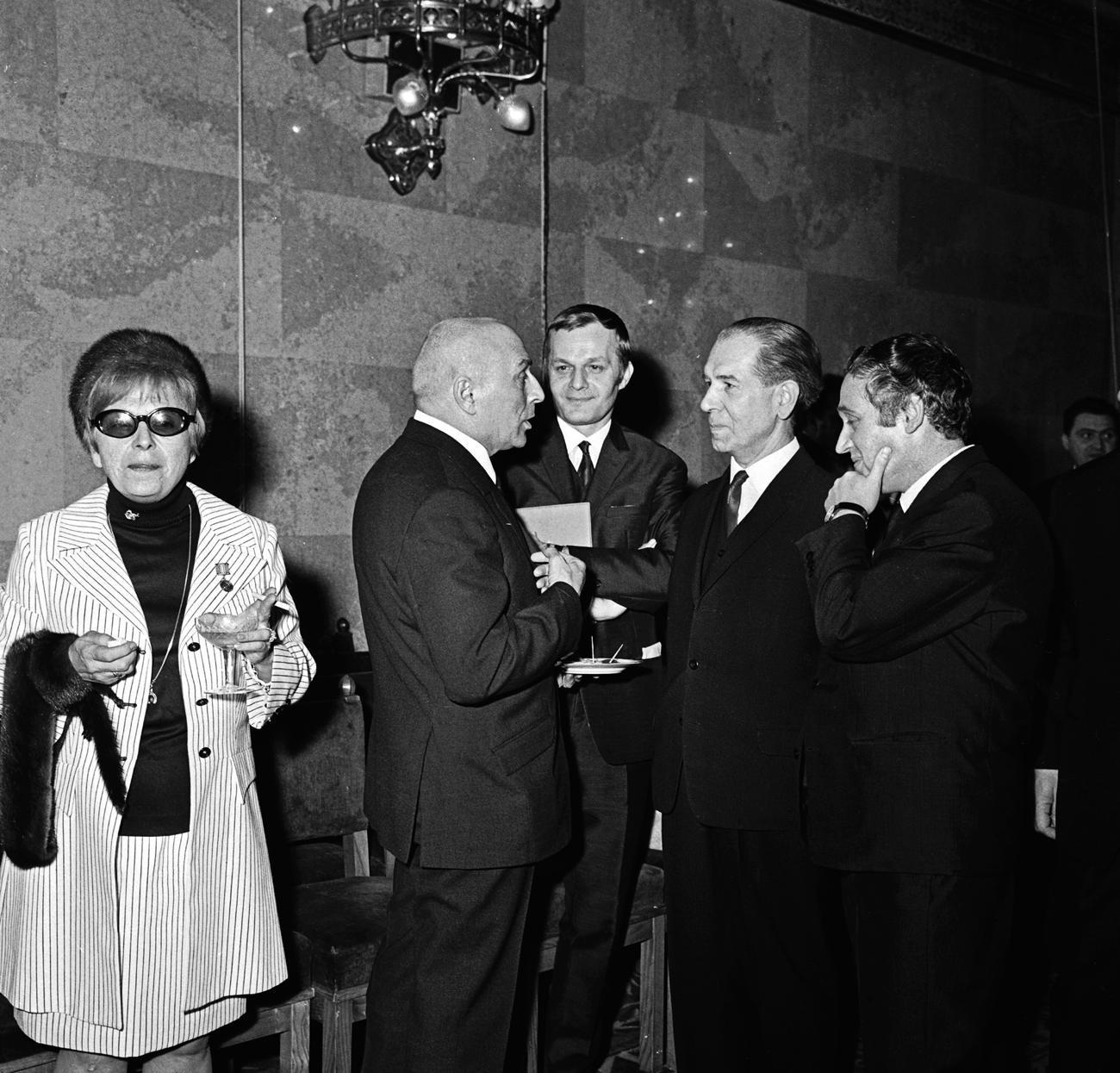 A képen Alfonzó és Darvas Iván érdemes művész alkot csoportot Fock Jenővel és Kazimir Károllyal 1969-ben a Parlamentben a kiváló és érdemes művészi díjak átadása után. Előttük balra egyedül álldogál Mezey Mária, aki azon az április 4-én kiváló művész