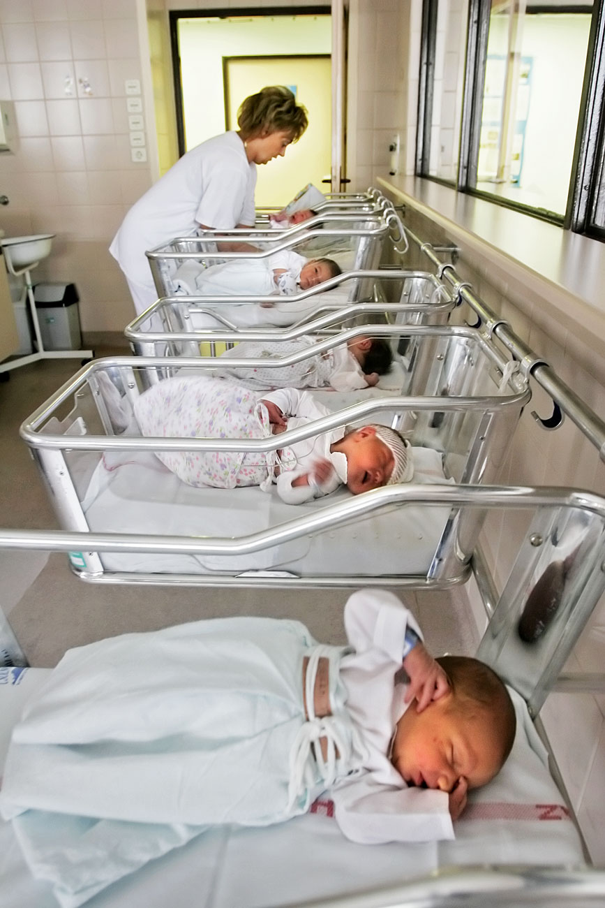 Újszülöttek egy magyarországi kórházban. Megúszták a mikrocsipet