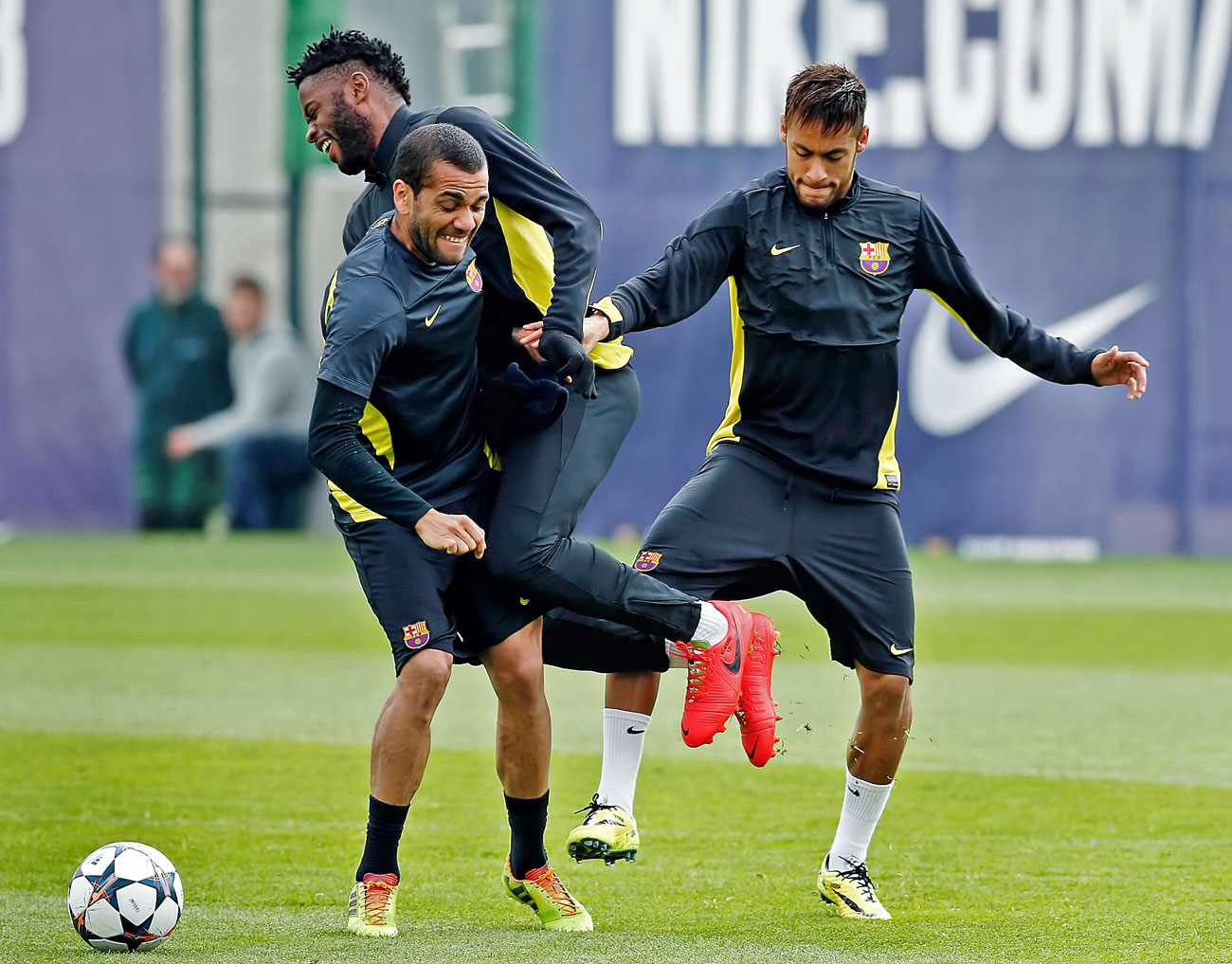 Brazil keretben. Song Daniel Alves és Neymar között a Barcelona edzésén