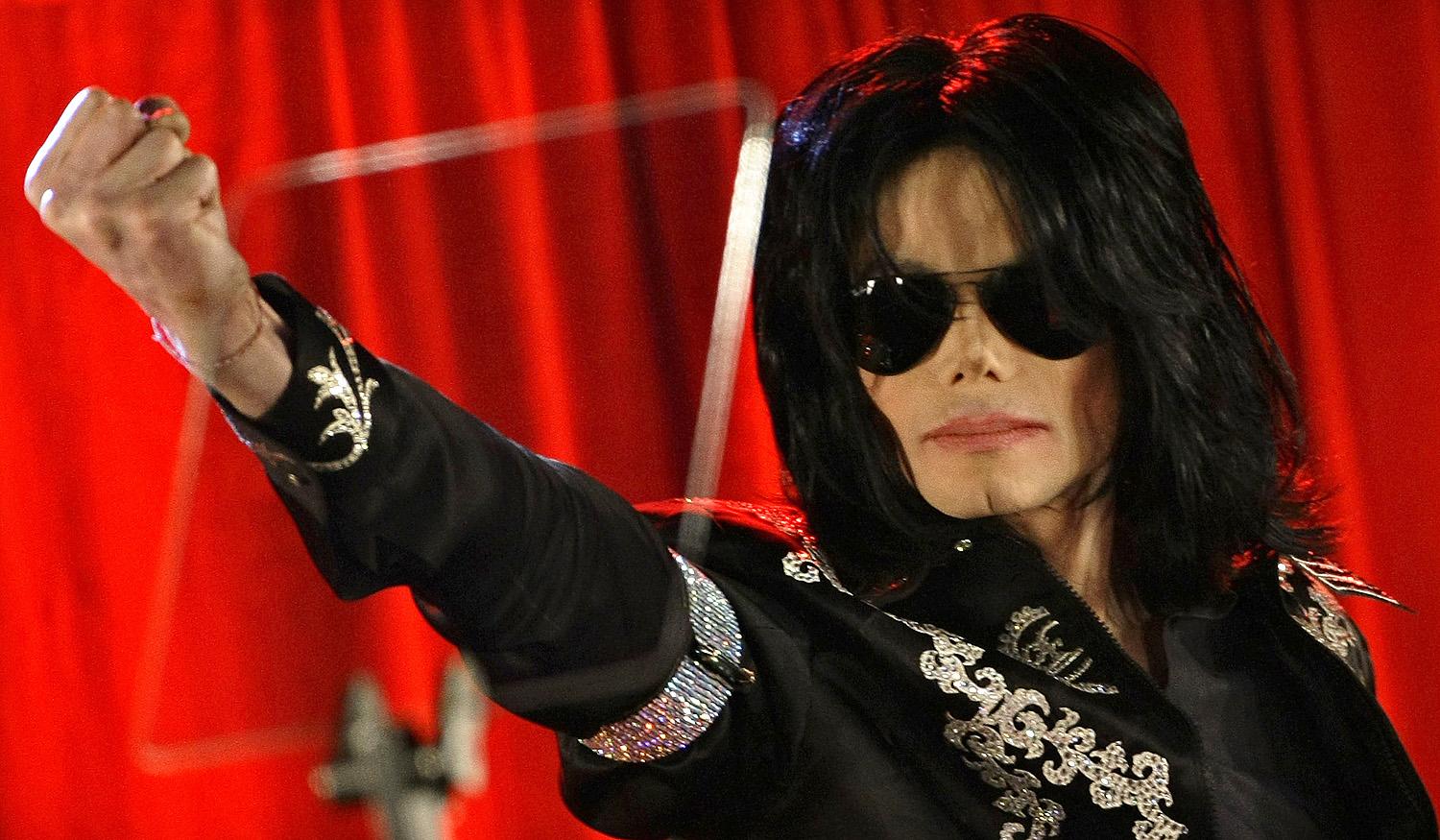 2013-ban Michael Jackson  Michael Jackson vezette a legtöbbet kereső elhunyt hírességek Forbes magazin által felállított rangsorát