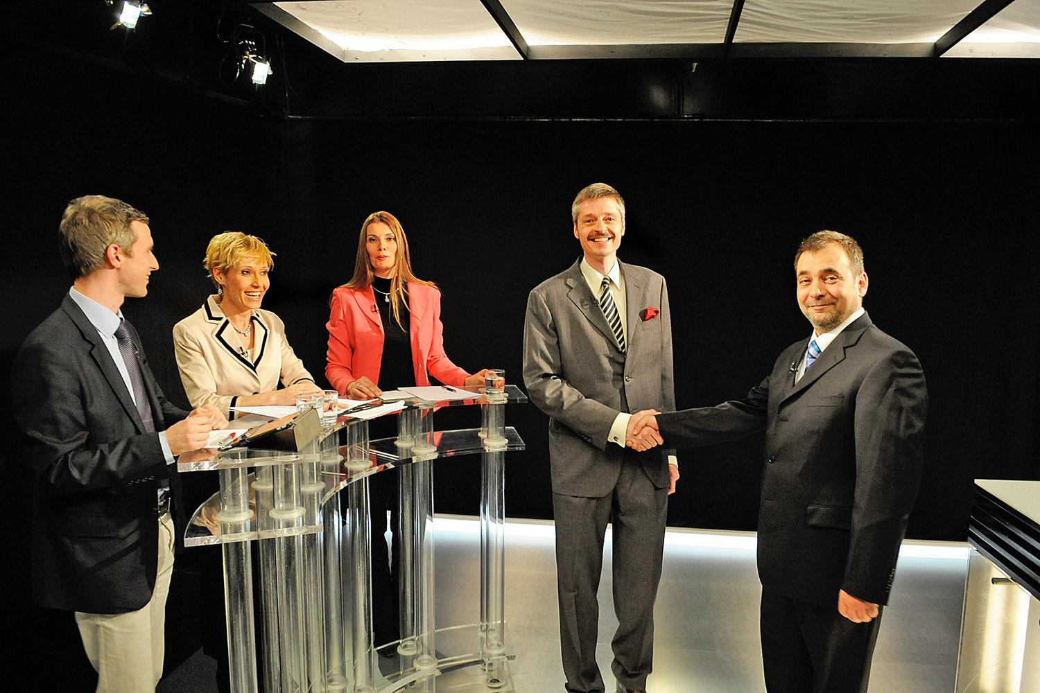 A két politikus kézfogása a műsorvezetők – Feledy Botond, Bombera Krisztina és a Népszabadság külpolitikai rovatvezetője, Inotai Edit – előtt